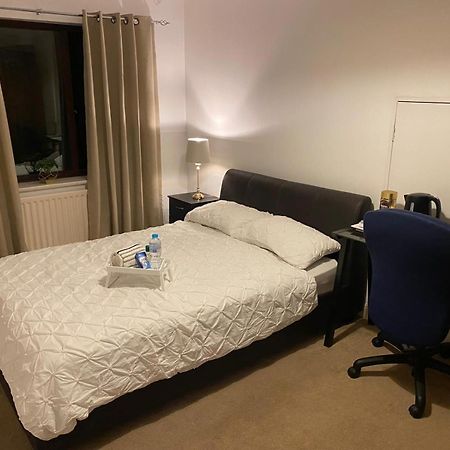 Ashmina Holiday Let With Free Onsite Parking For Small Vans And Cars Only Milton Keynes Room photo