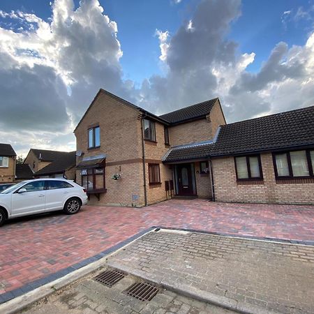 Ashmina Holiday Let With Free Onsite Parking For Small Vans And Cars Only Milton Keynes Exterior photo