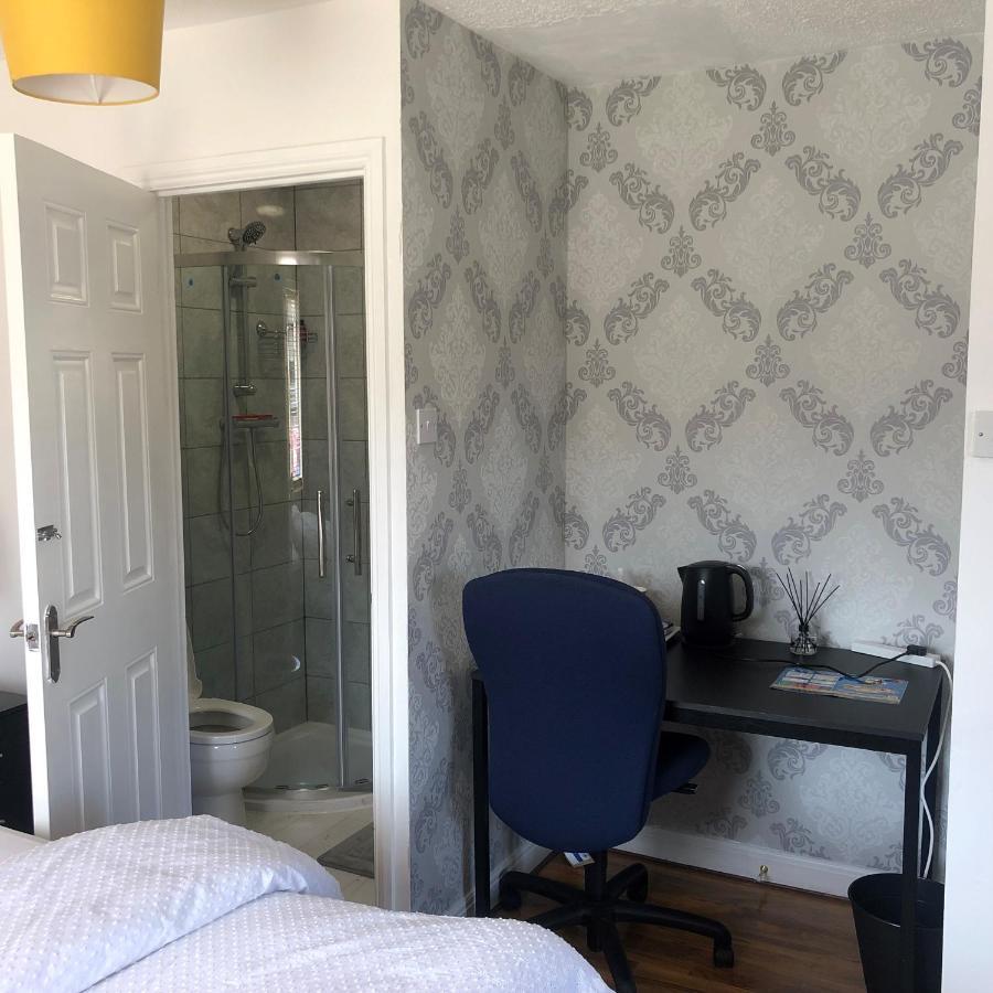 Ashmina Holiday Let With Free Onsite Parking For Small Vans And Cars Only Milton Keynes Exterior photo