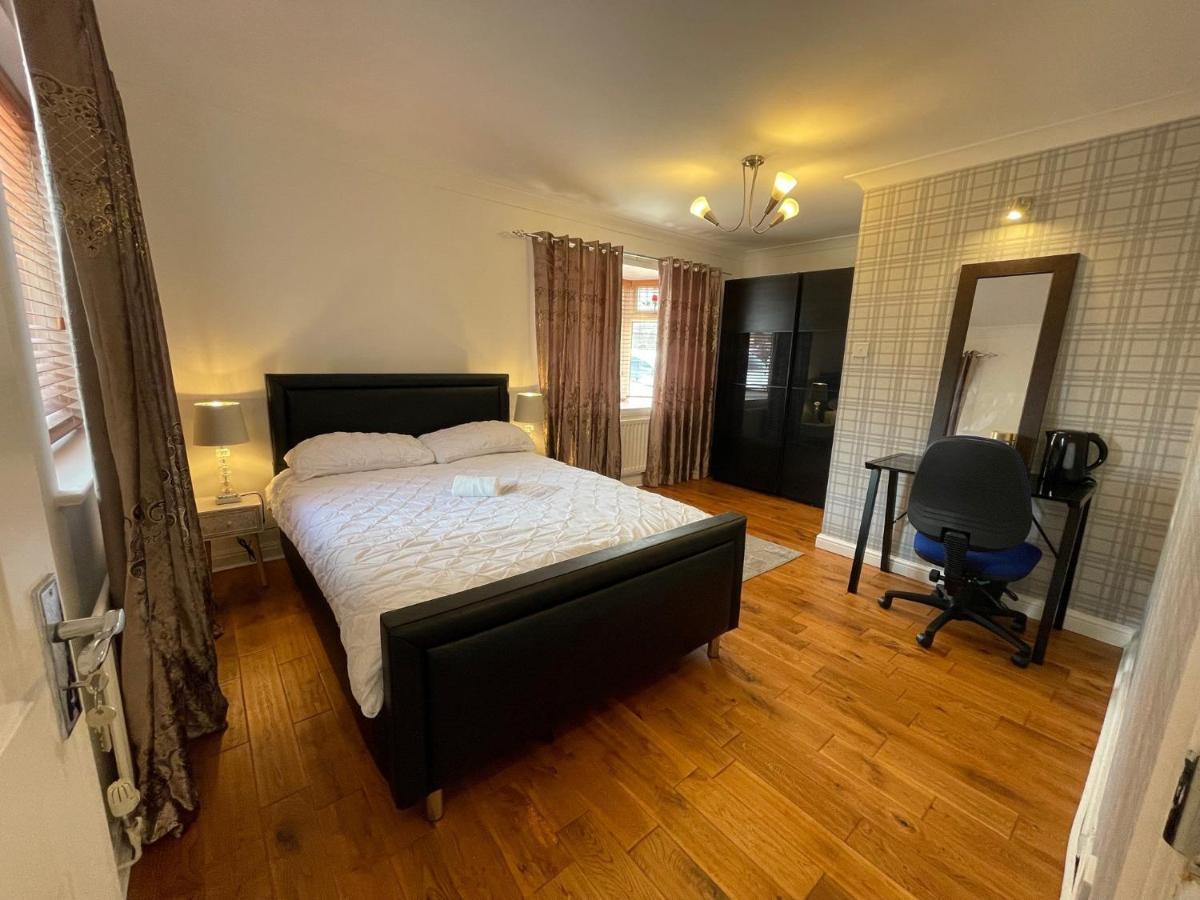 Ashmina Holiday Let With Free Onsite Parking For Small Vans And Cars Only Milton Keynes Exterior photo