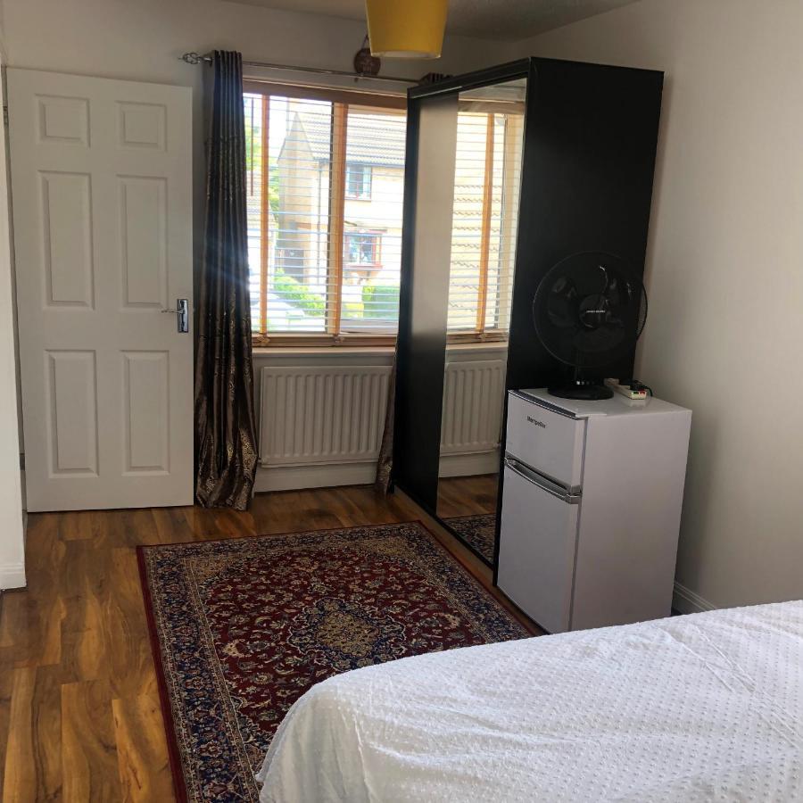 Ashmina Holiday Let With Free Onsite Parking For Small Vans And Cars Only Milton Keynes Exterior photo