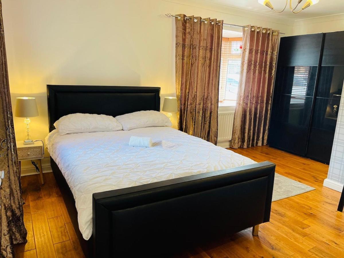 Ashmina Holiday Let With Free Onsite Parking For Small Vans And Cars Only Milton Keynes Room photo
