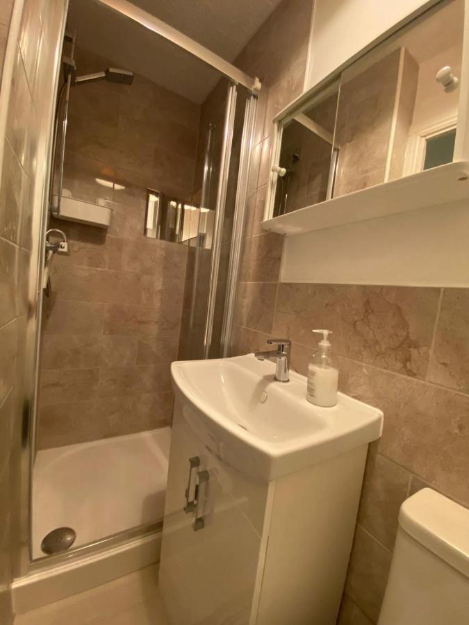 Ashmina Holiday Let With Free Onsite Parking For Small Vans And Cars Only Milton Keynes Exterior photo
